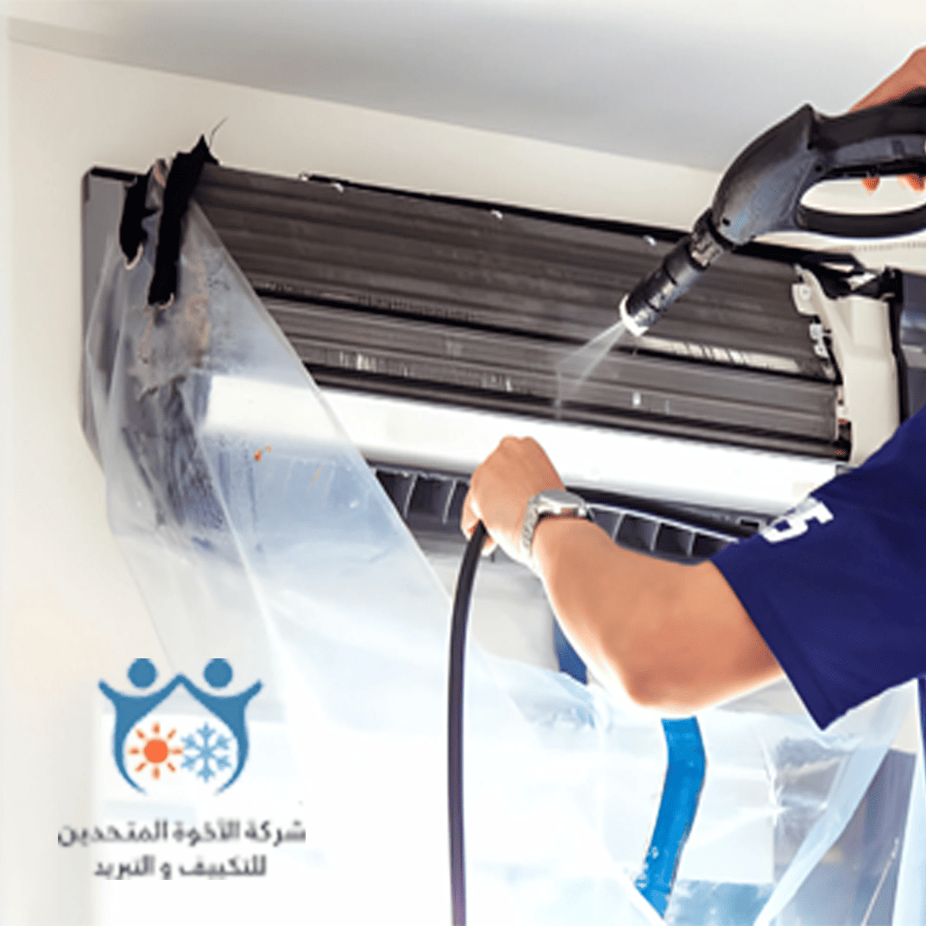 الصفحة الرئيسية 1 "تنظيف مكيف هواء سبليت على يد فني محترف في الإمارات – خدمة تنظيف احترافية لتحسين كفاءة التبريد"